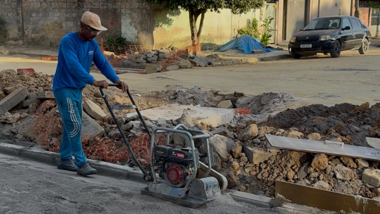 Obra de drenagem e pavimentação avança no bairro Colina
