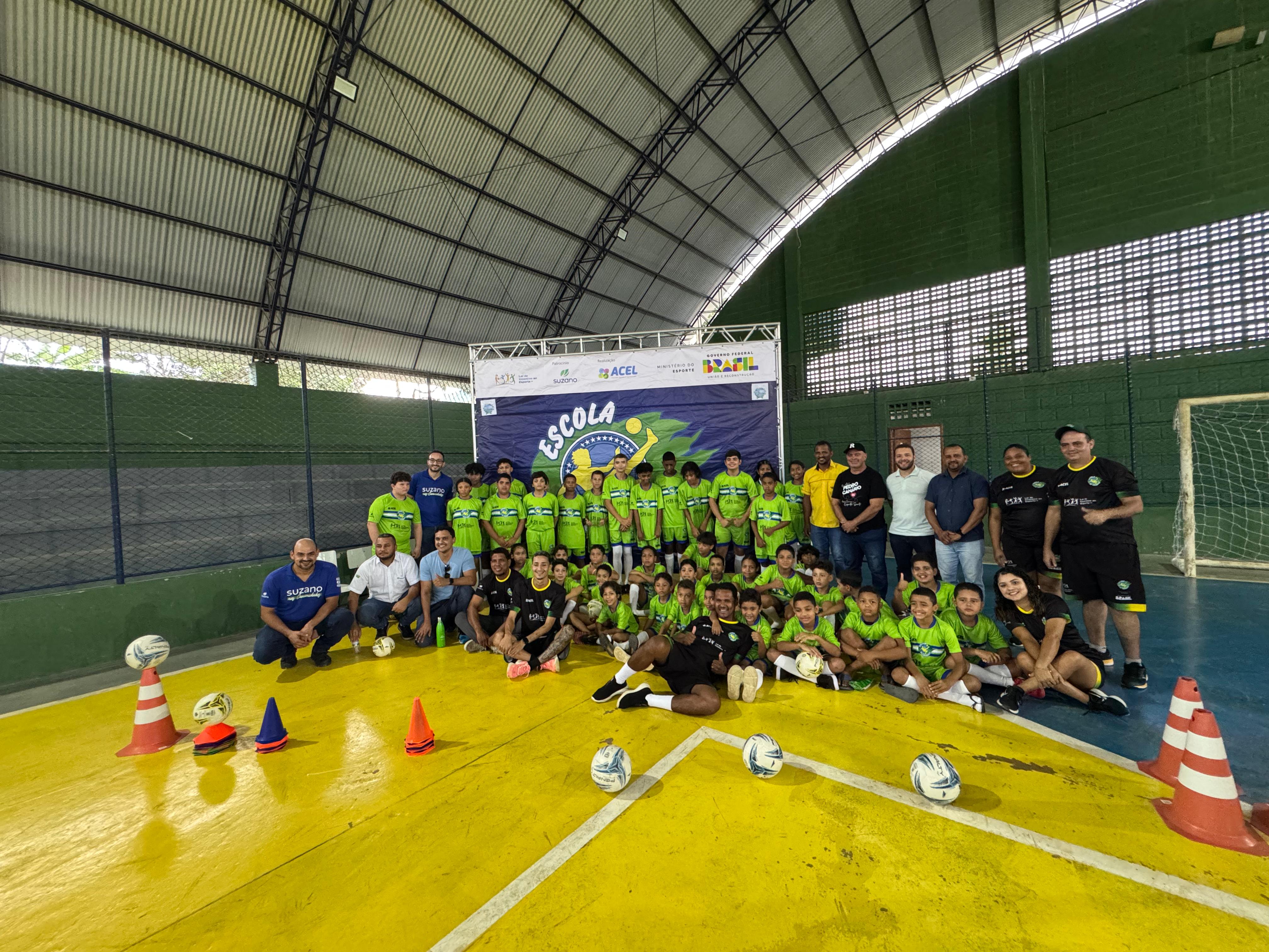 NOTÍCIA: Secretaria de Esportes, em parceria com ACEL e Suzano, entrega uniformes e equipamentos para o projeto Escola de Craques em Cristal do Norte